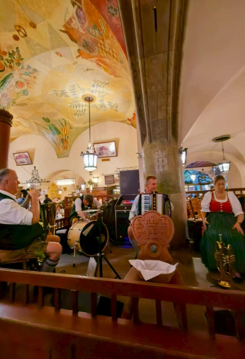吕德斯海姆。海德堡。新天鹅堡。国王湖。宝马博物馆。慕尼黑。罗腾堡。柏林，吕贝可。汉堡。