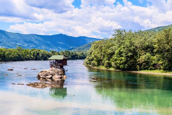 < 拼小团>塞尔维亚贝尔格莱德周边游3天:河中小屋+木头村+诺维萨德+戈卢巴茨要塞铁门峡谷