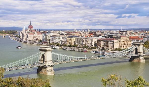 奥地利维也纳往返：斯洛伐克布拉迪斯拉发一日游（英文团|13小时）【含1小时老爷车体验及返程多瑙河游船】